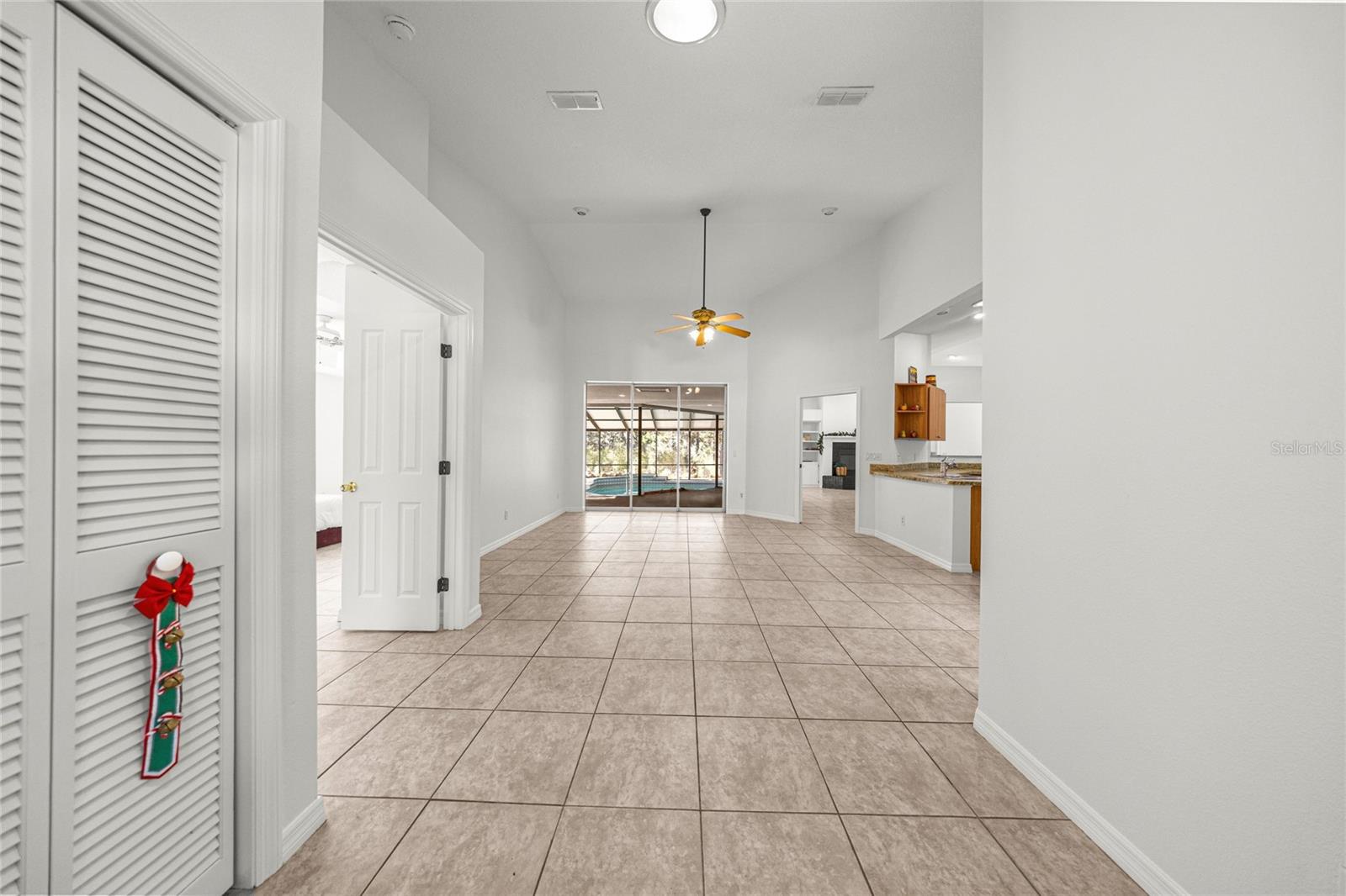 Listing photo id 5 for 9600 Holyoak Terrace