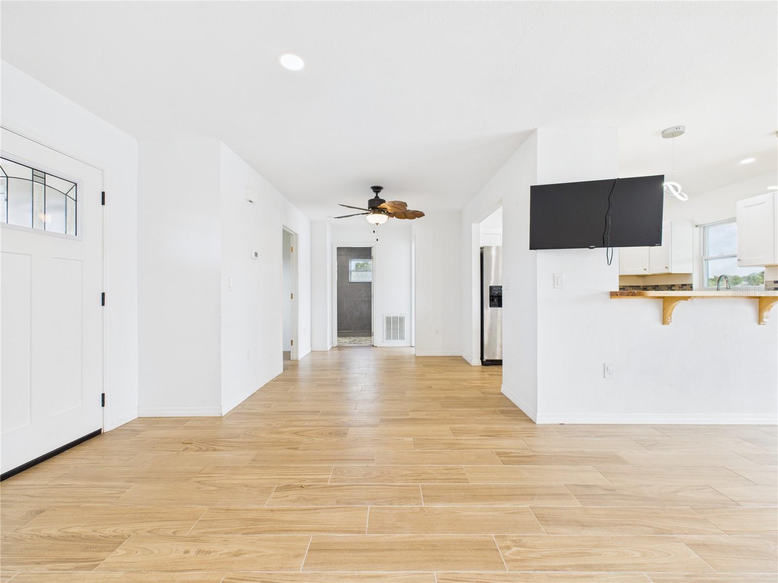 Listing photo id 8 for 8050 Roxburgh Court