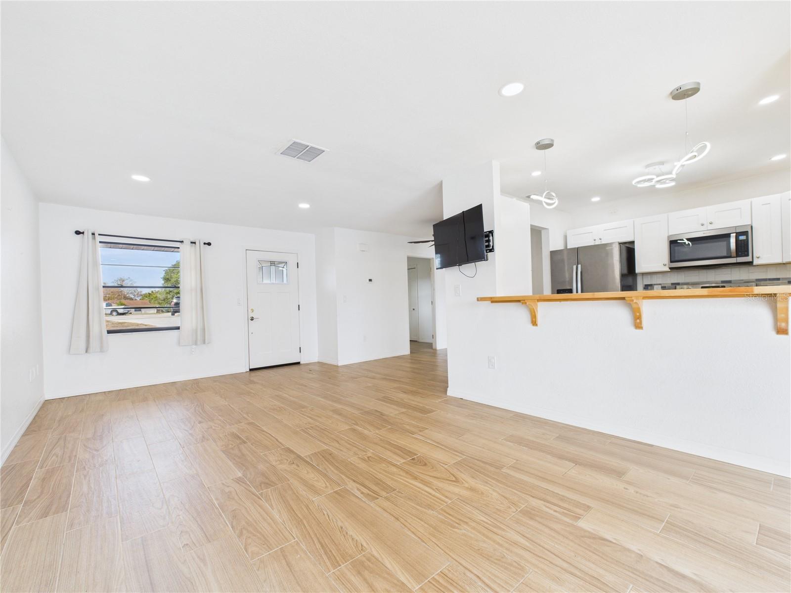 Listing photo id 9 for 8050 Roxburgh Court