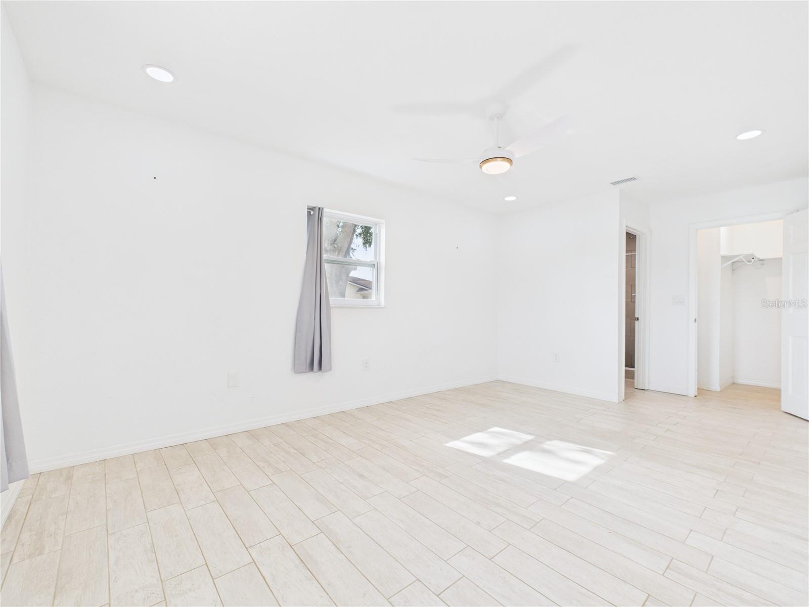 Listing photo id 10 for 8050 Roxburgh Court