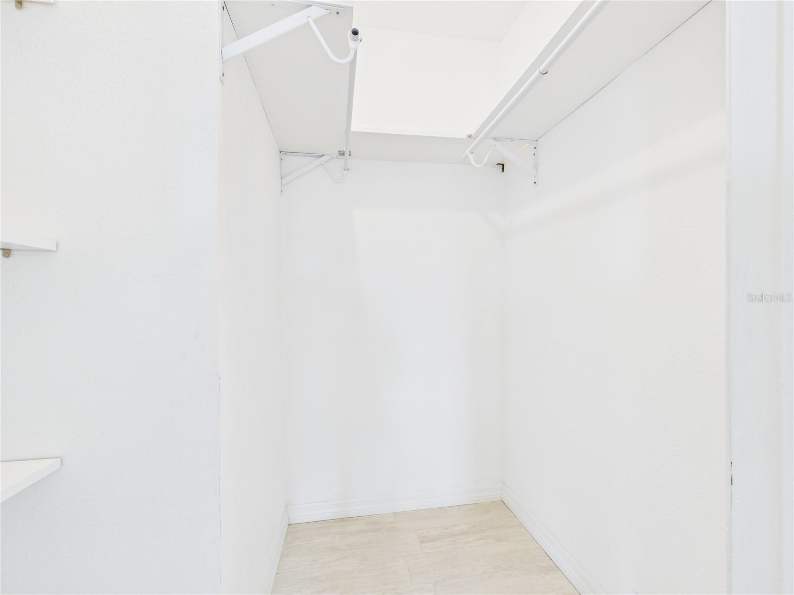 Listing photo id 11 for 8050 Roxburgh Court