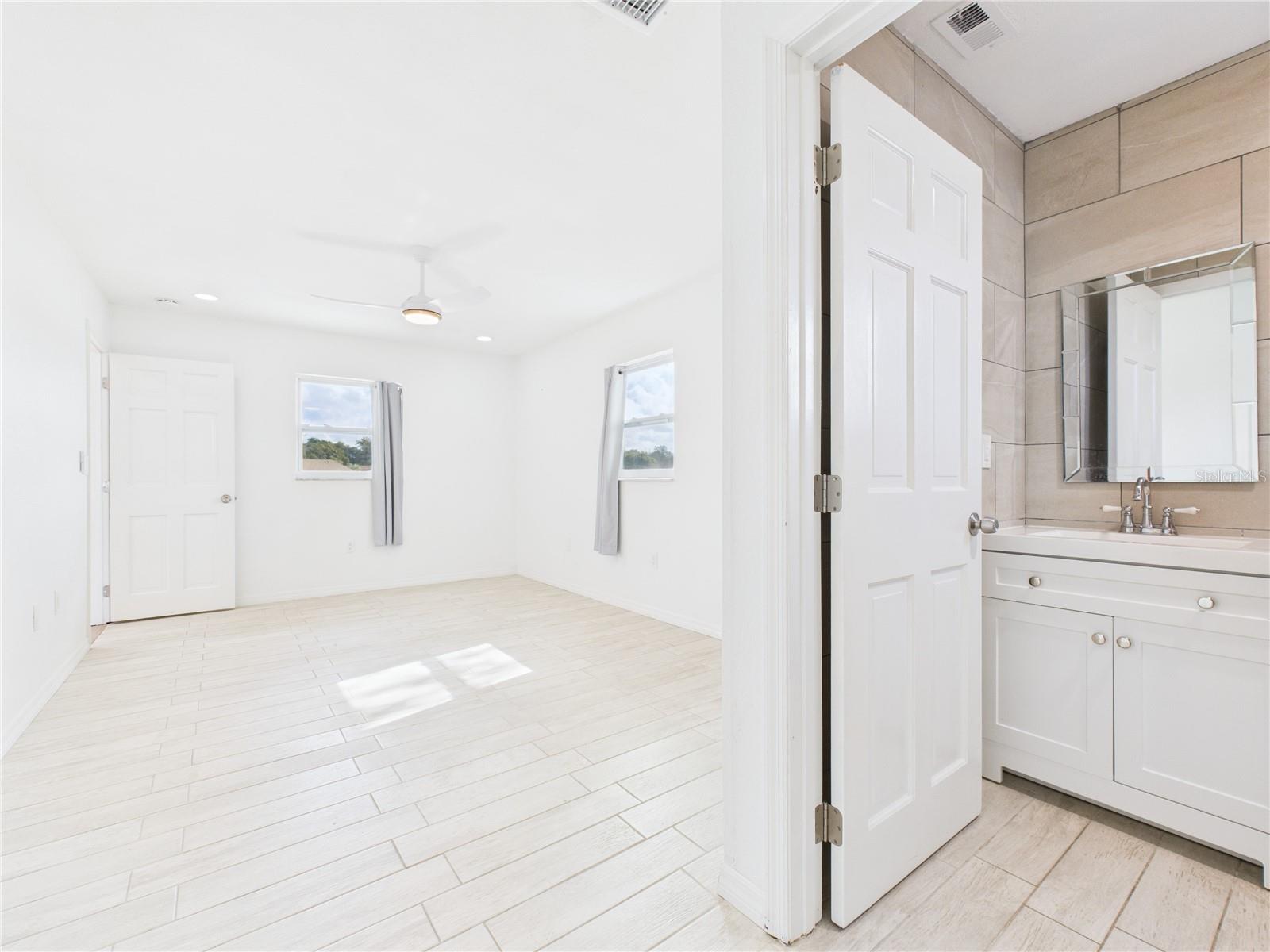 Listing photo id 12 for 8050 Roxburgh Court