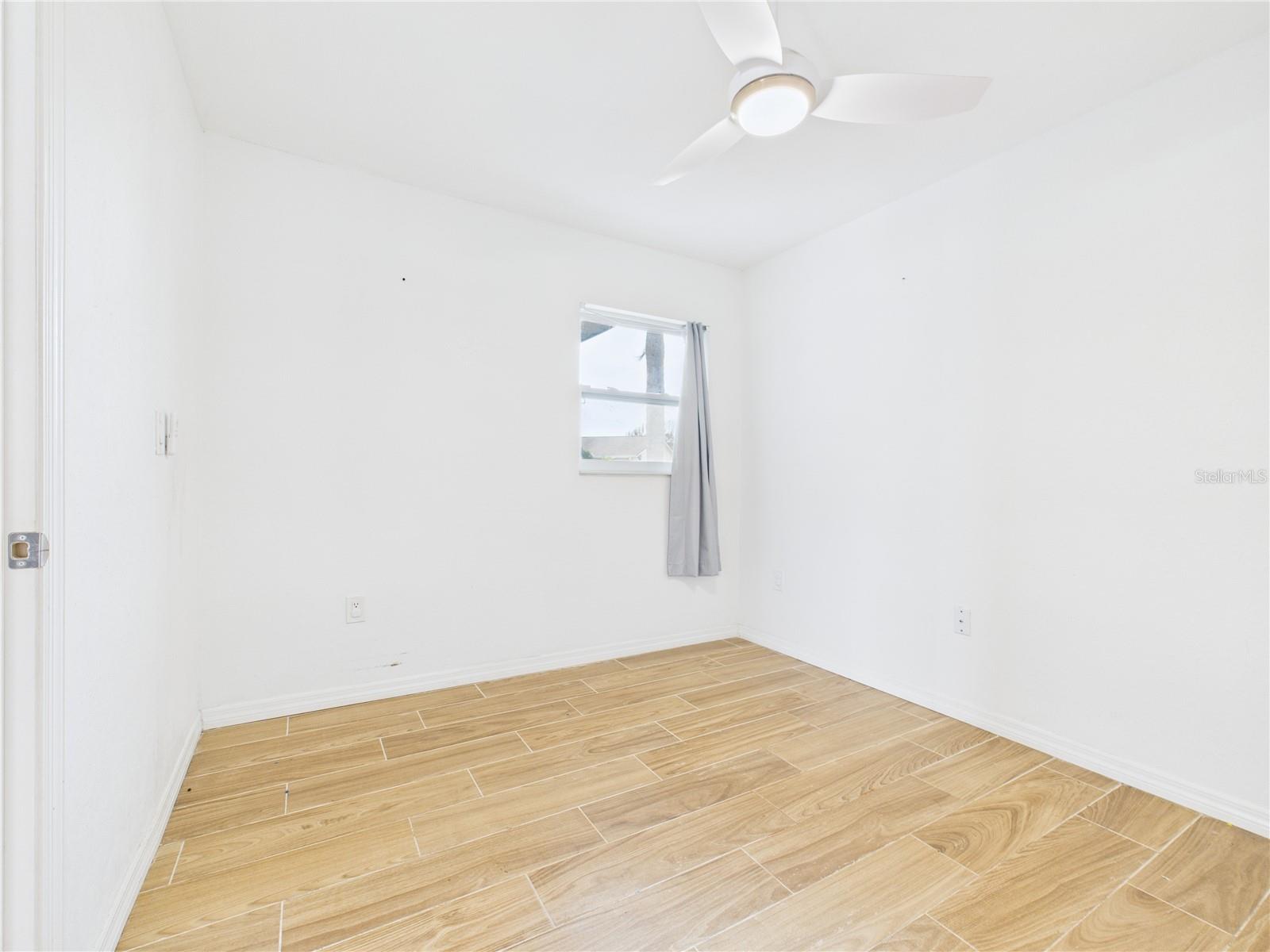 Listing photo id 13 for 8050 Roxburgh Court