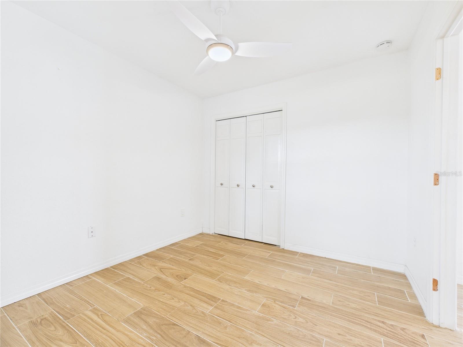 Listing photo id 14 for 8050 Roxburgh Court