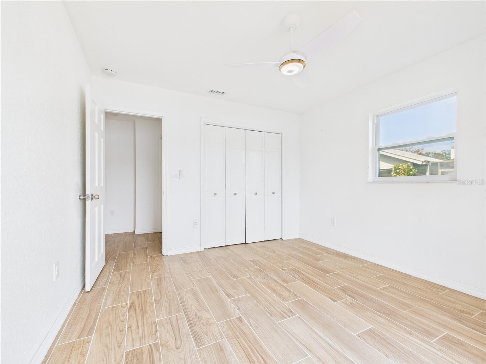 Listing photo id 16 for 8050 Roxburgh Court