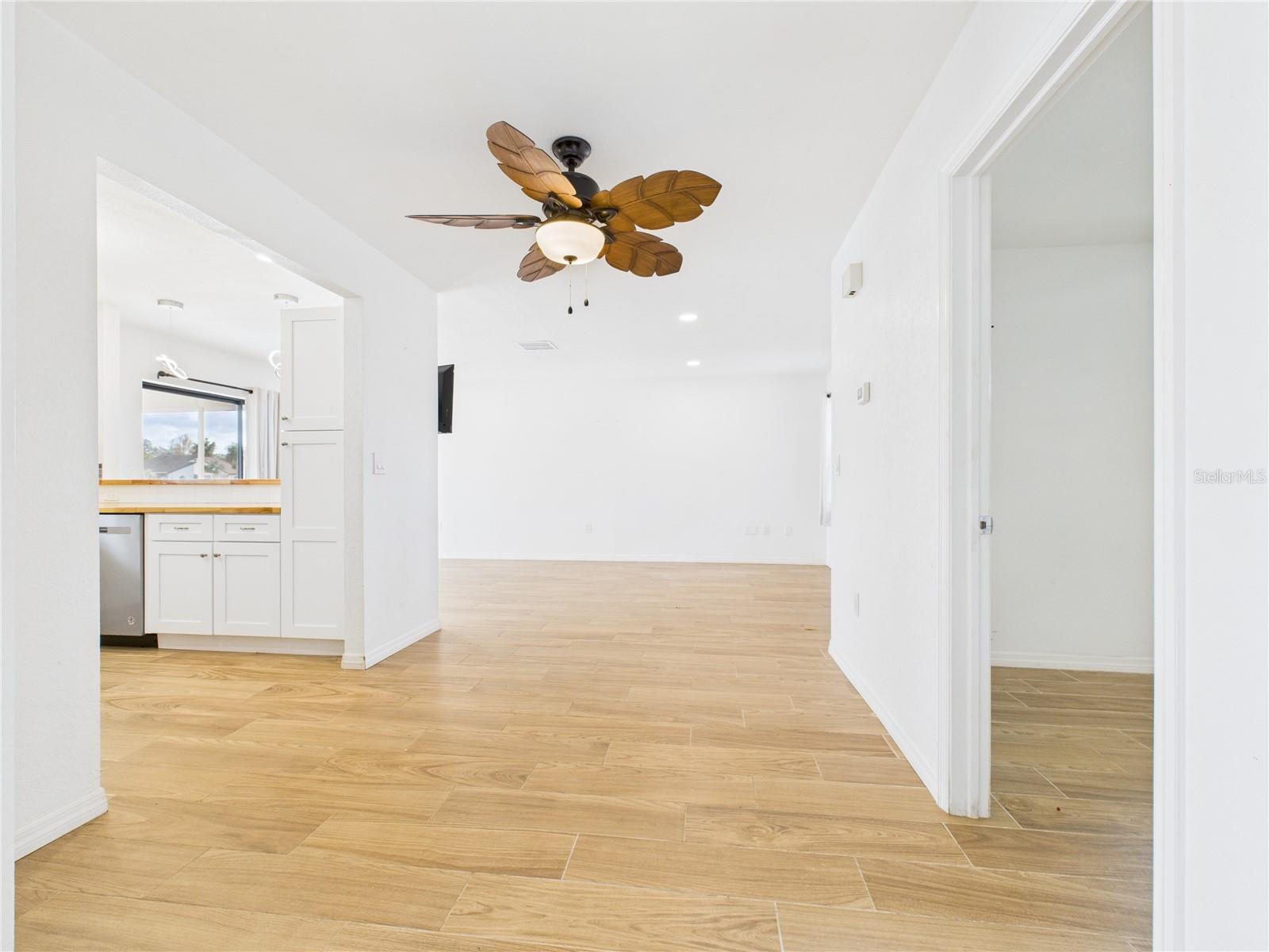 Listing photo id 17 for 8050 Roxburgh Court