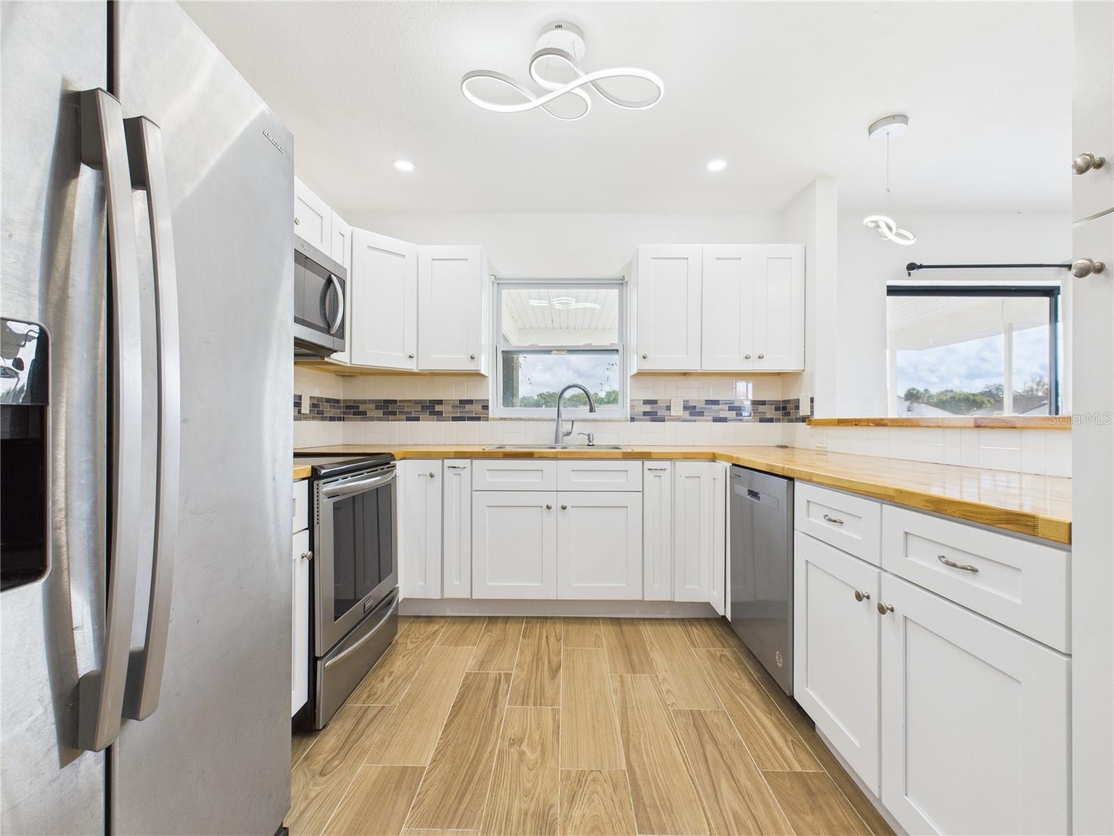 Listing photo id 0 for 8050 Roxburgh Court