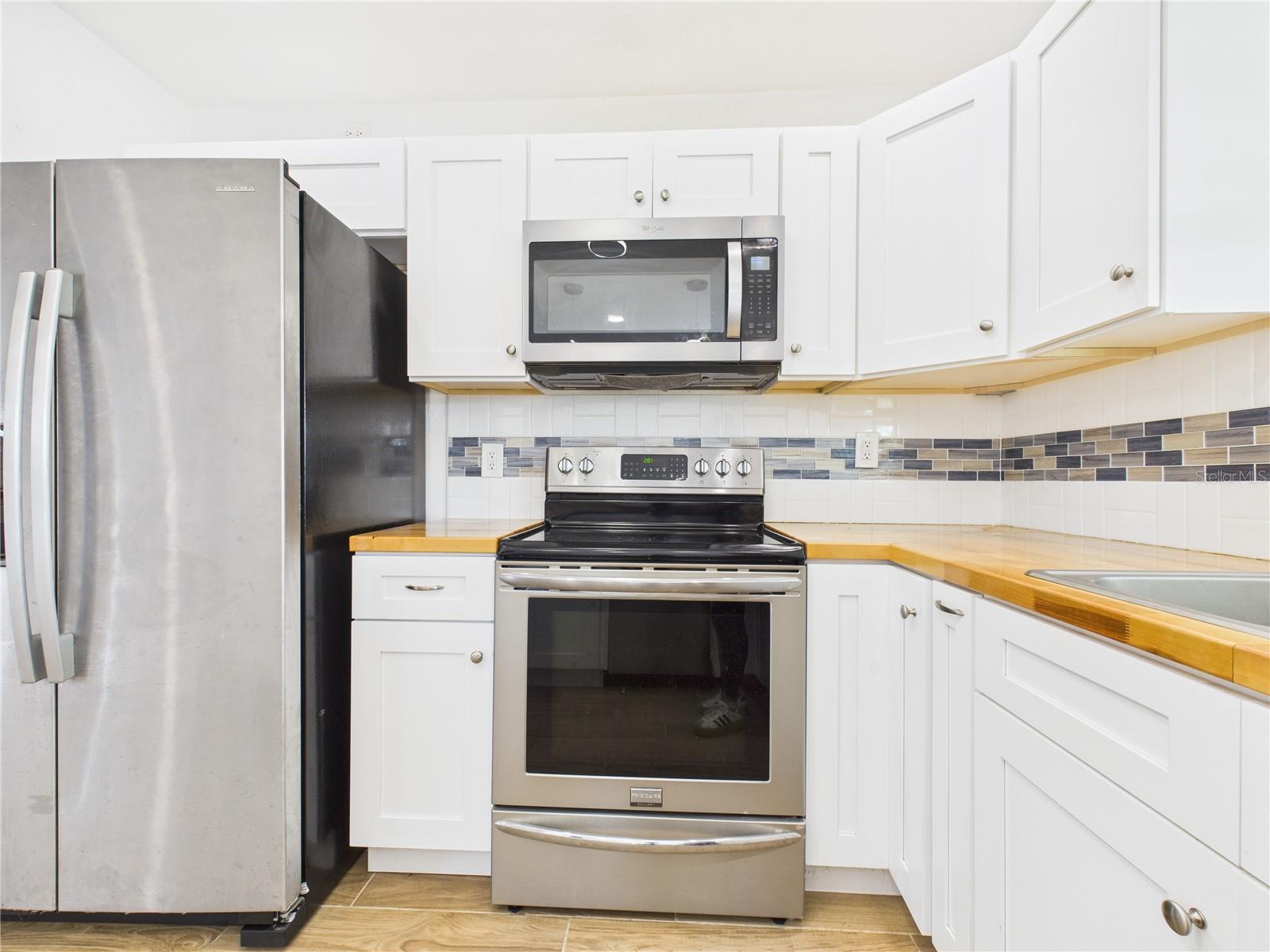 Listing photo id 1 for 8050 Roxburgh Court