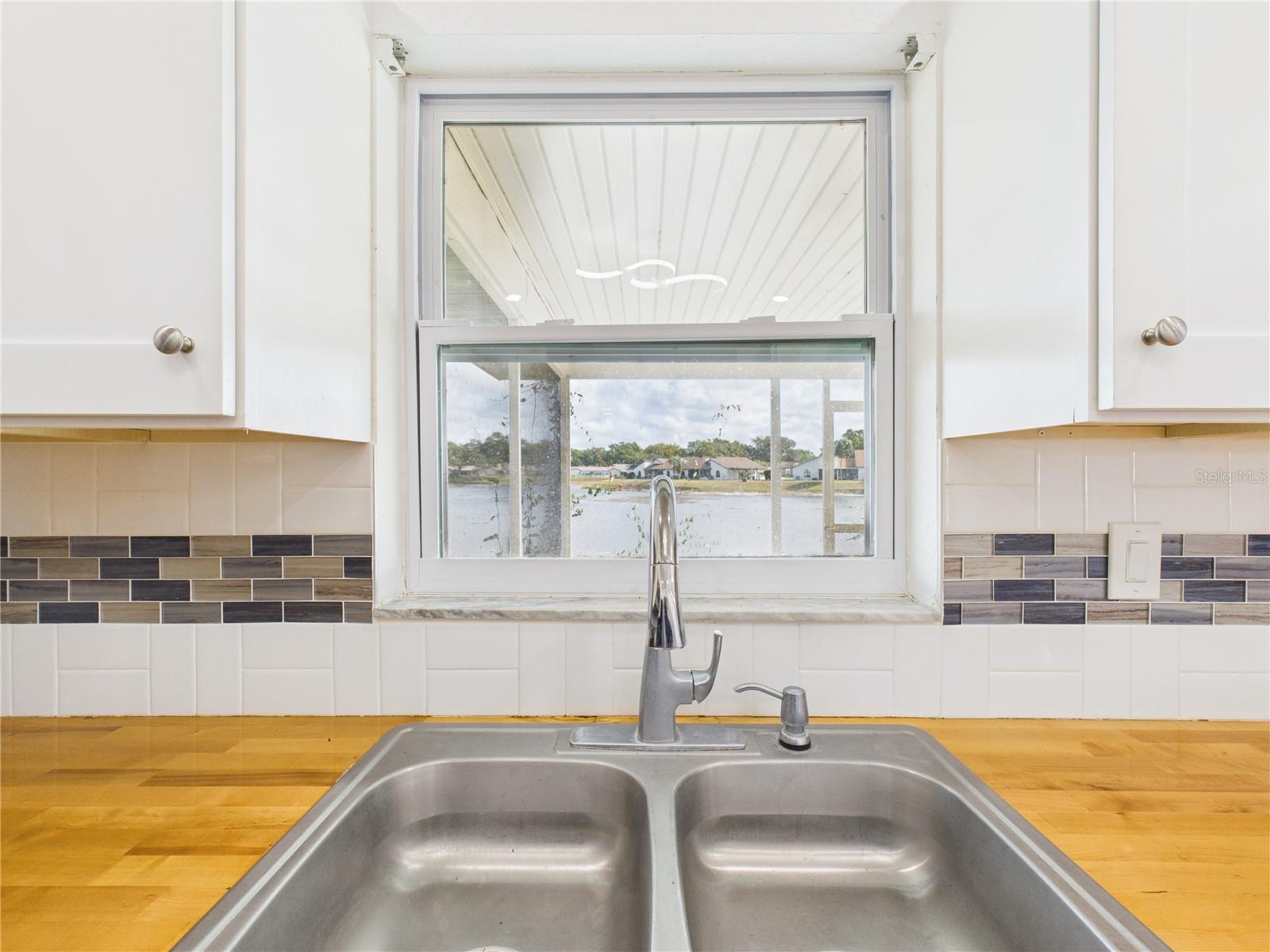 Listing photo id 2 for 8050 Roxburgh Court