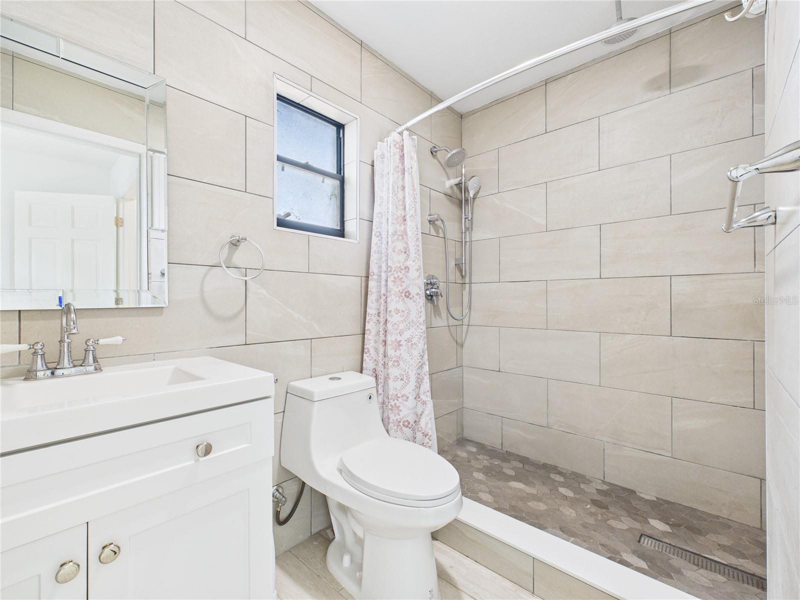 Listing photo id 3 for 8050 Roxburgh Court