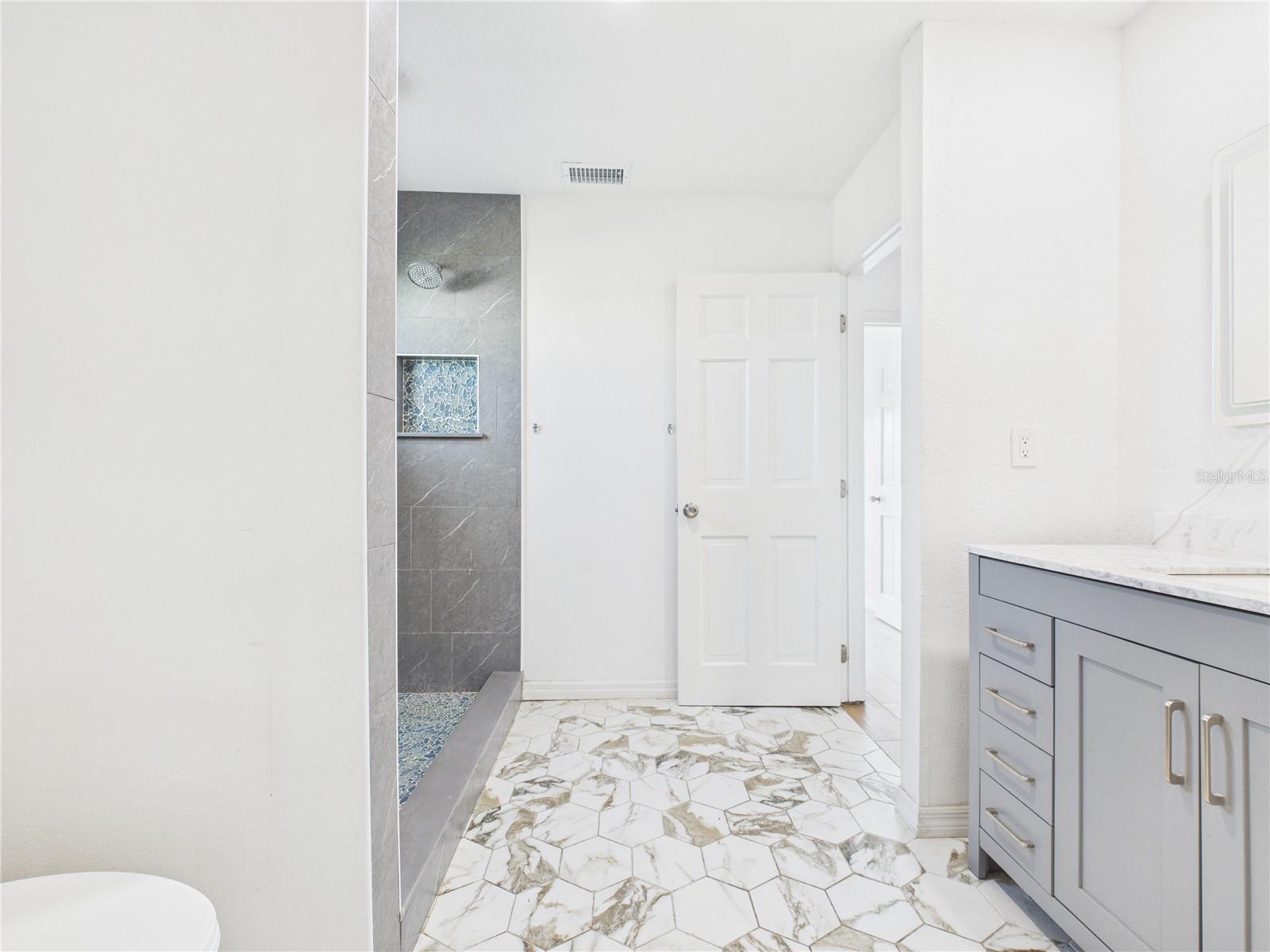 Listing photo id 4 for 8050 Roxburgh Court