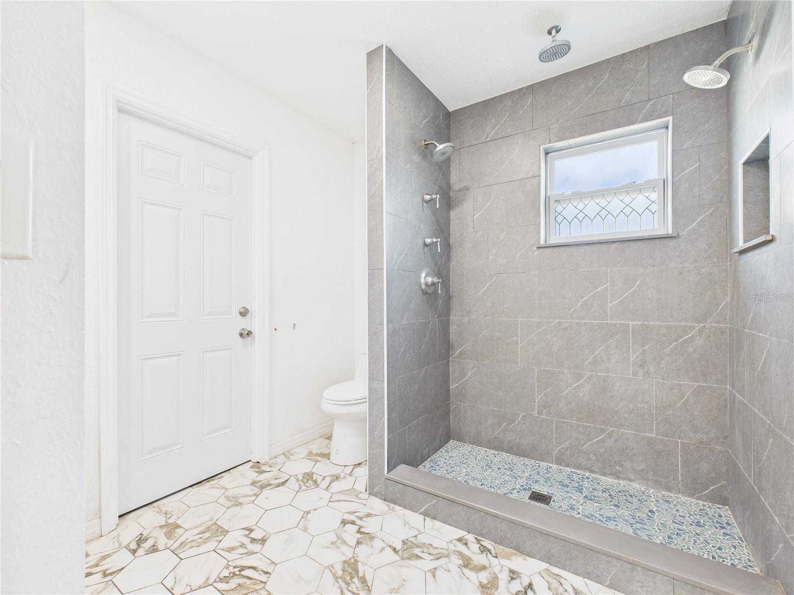 Listing photo id 5 for 8050 Roxburgh Court