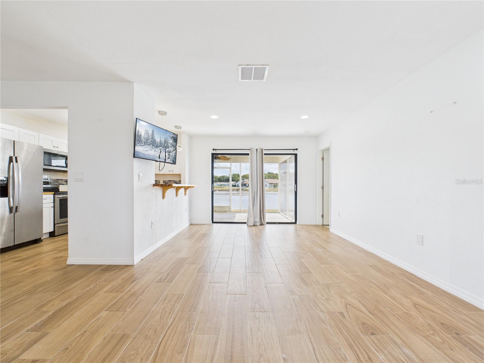 Listing photo id 6 for 8050 Roxburgh Court