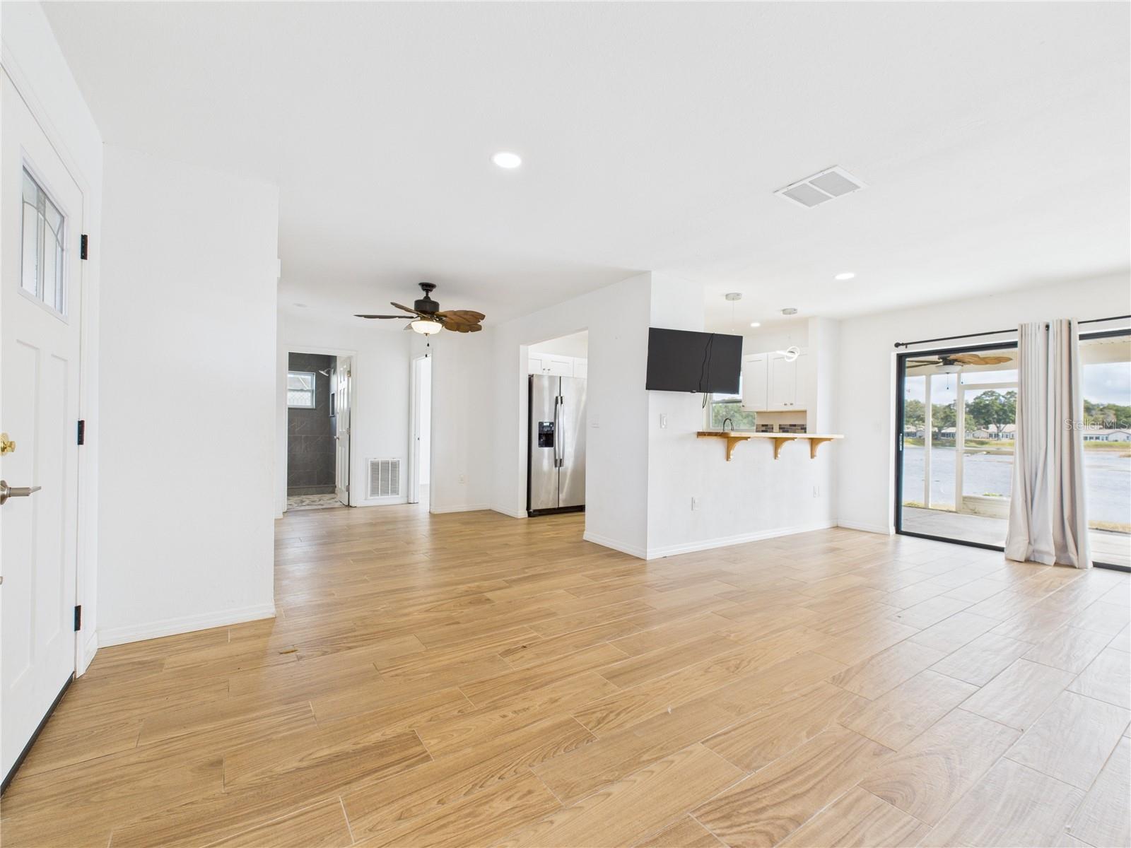 Listing photo id 7 for 8050 Roxburgh Court