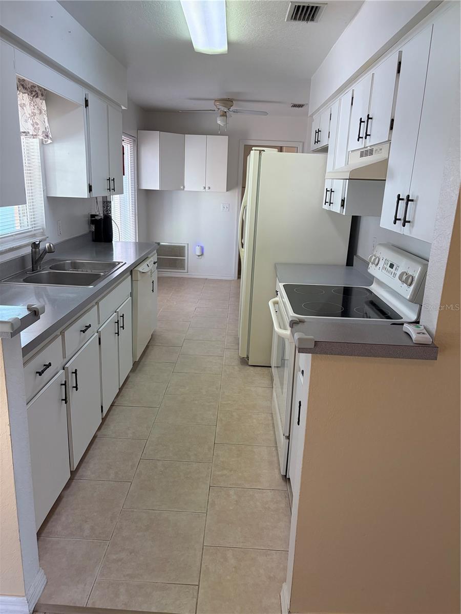 Image 12 of 27 For 15405 43 Avenue Road