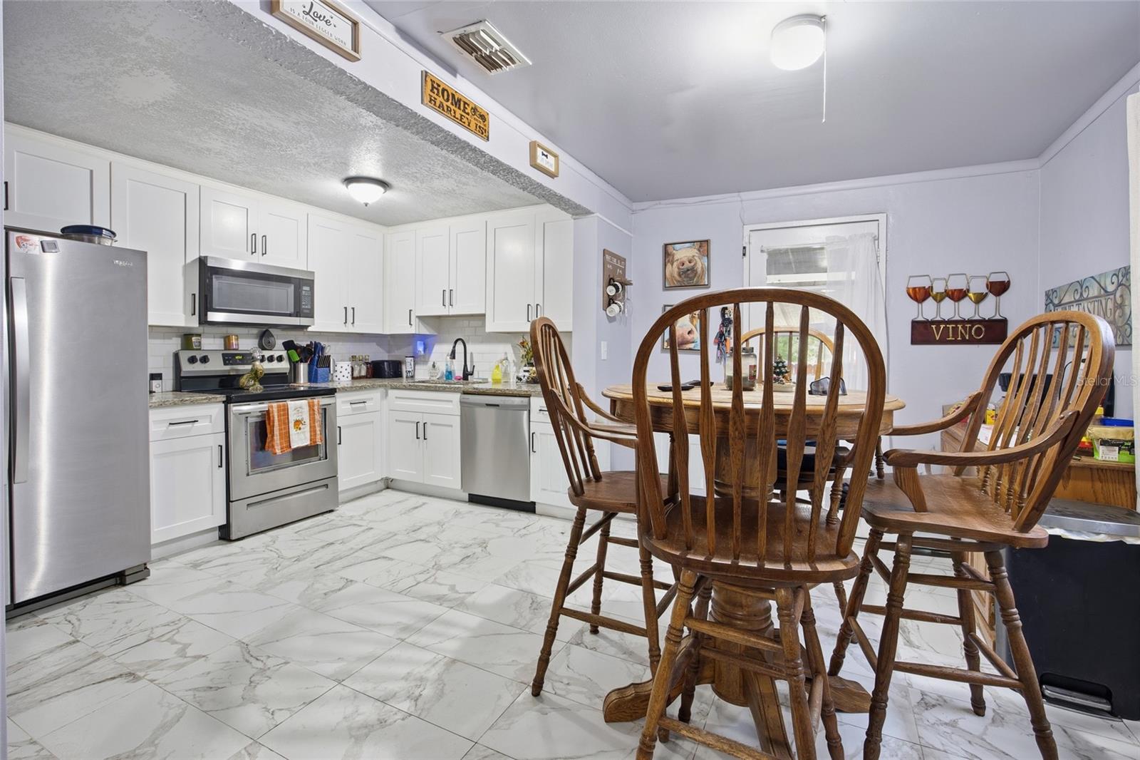 Listing photo id 8 for 5403 Tangelo Lane