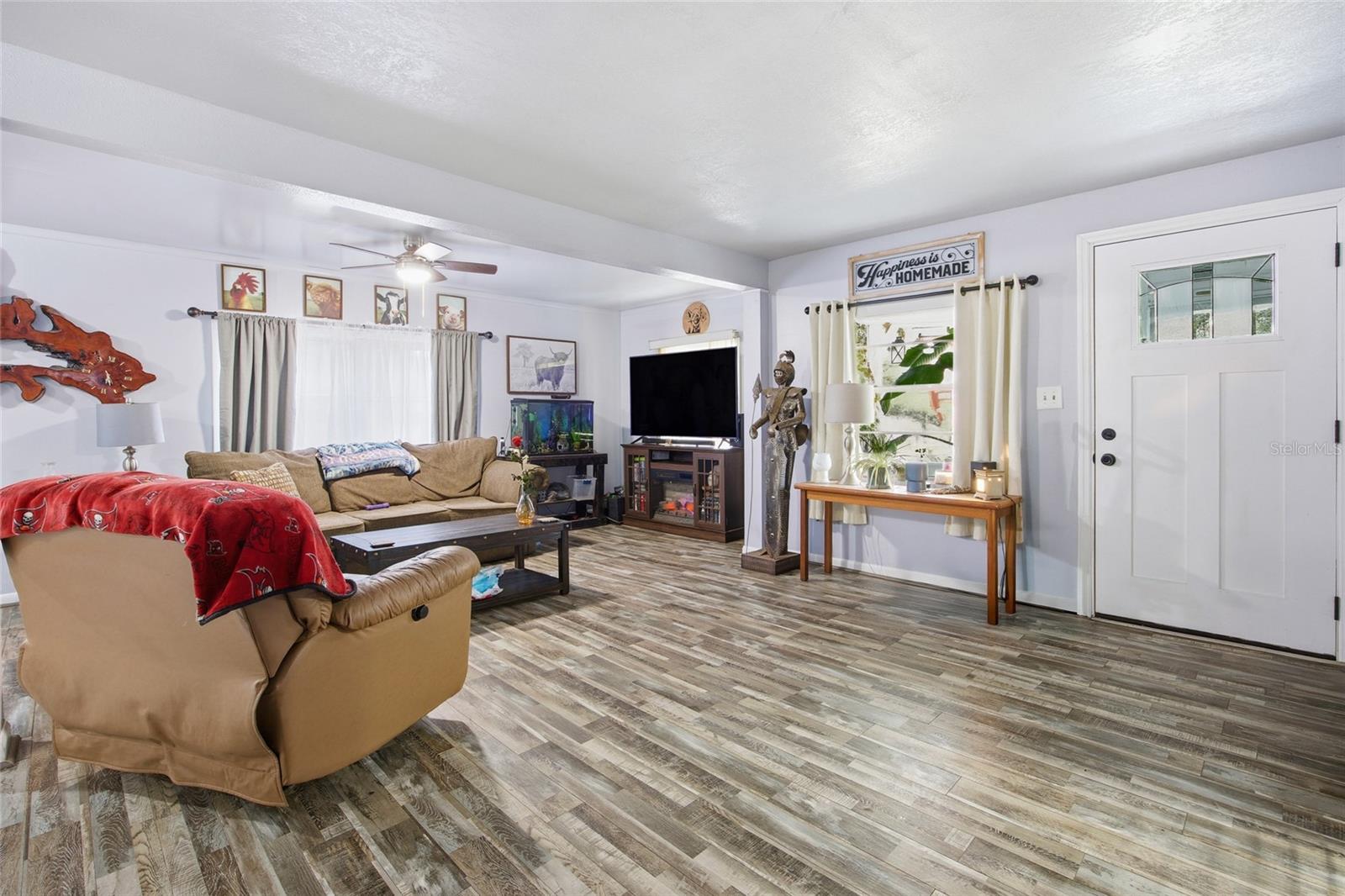 Listing photo id 4 for 5403 Tangelo Lane