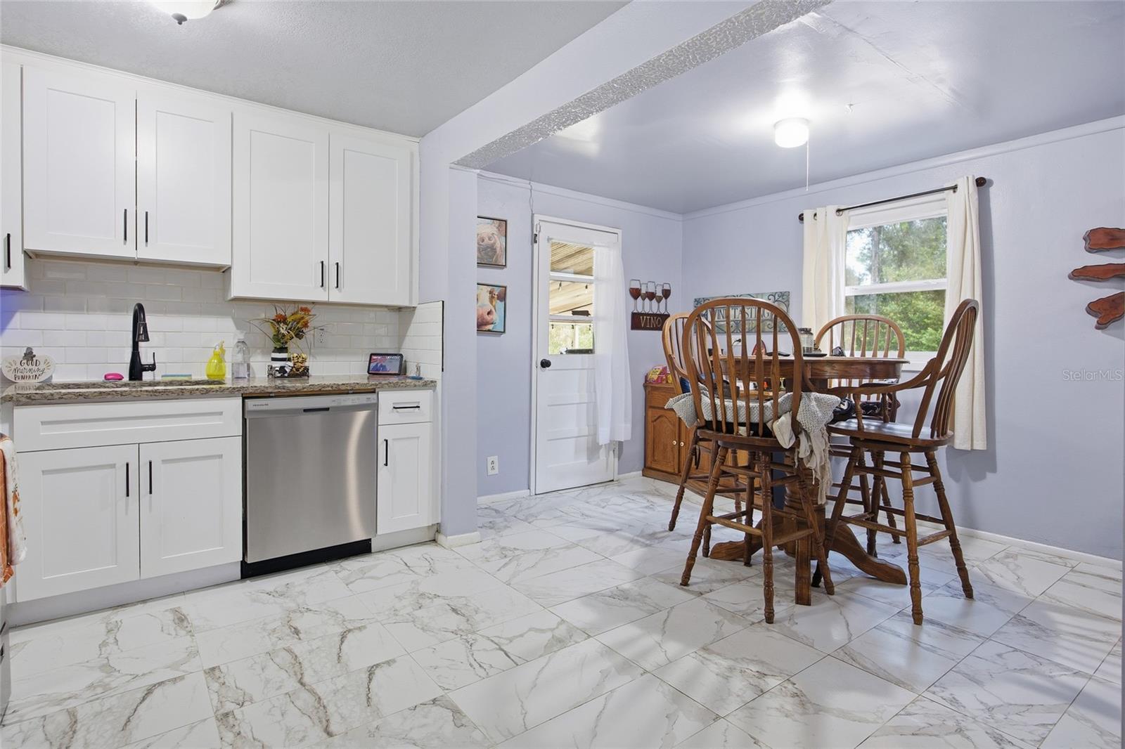 Listing photo id 7 for 5403 Tangelo Lane