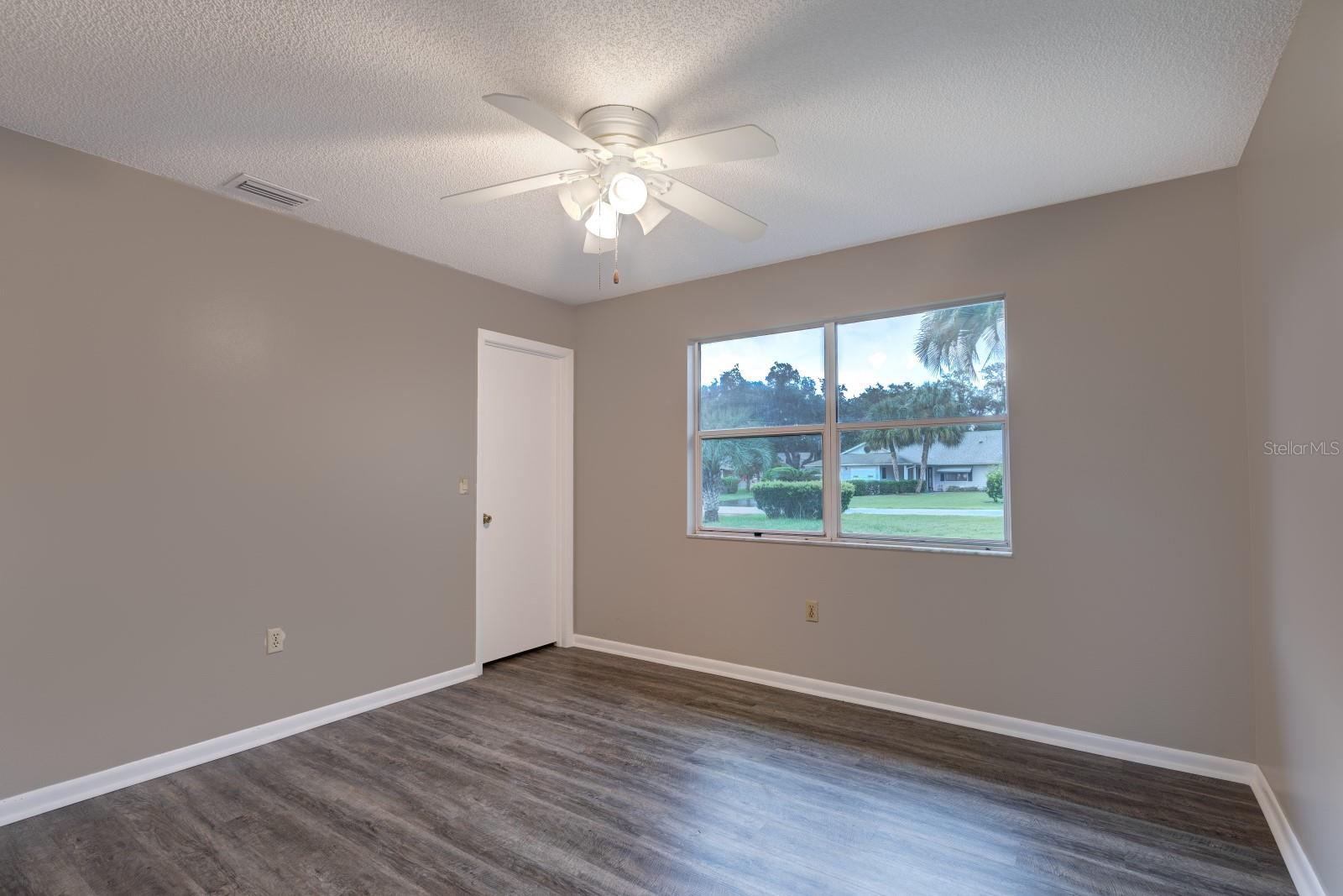 Image 20 of 40 For 16 Easter Ross Court