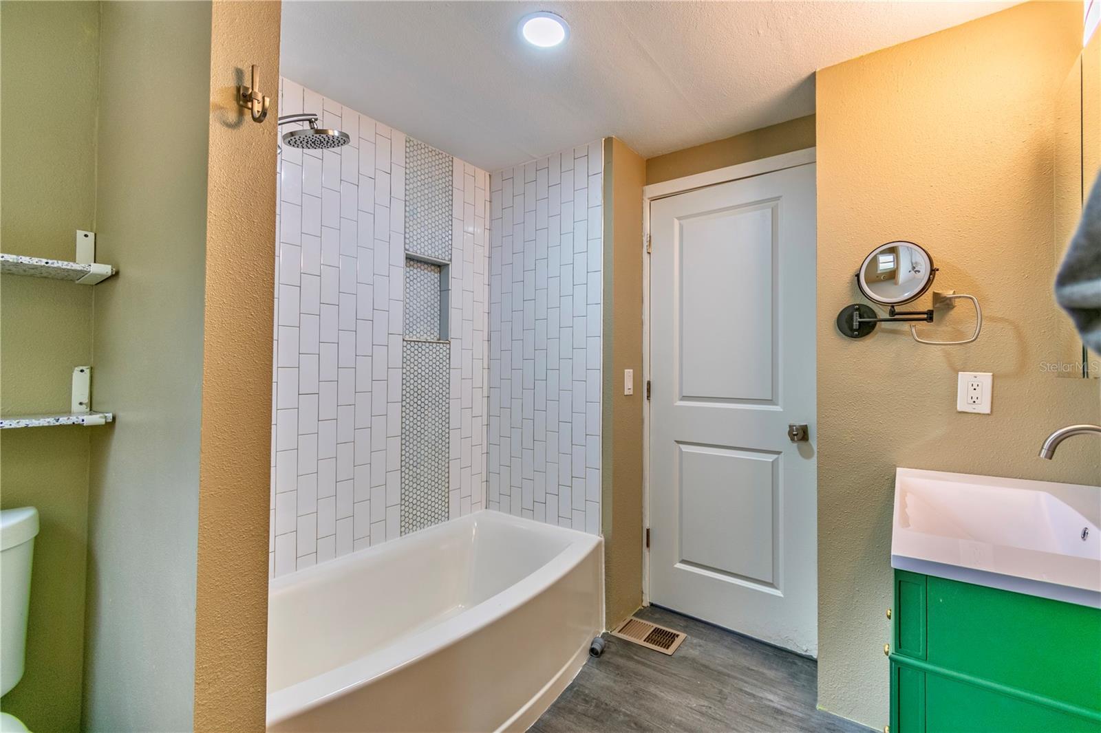 Image 16 of 39 For 3831 Camelot Place