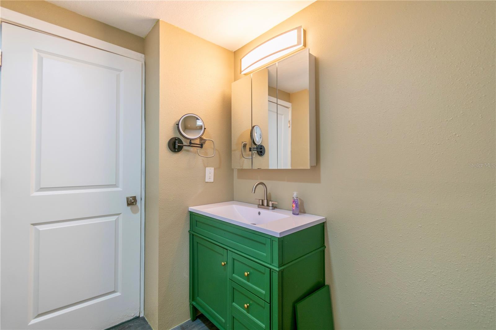 Image 17 of 39 For 3831 Camelot Place