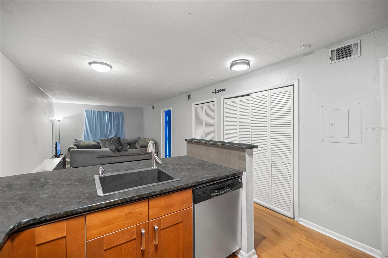 Image 9 of 18 For 105 16th Avenue N101