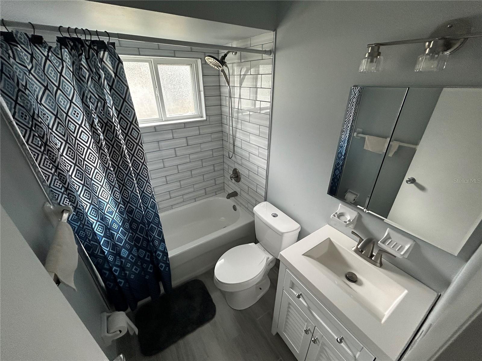 Image 19 of 27 For 21570 Raintree Street