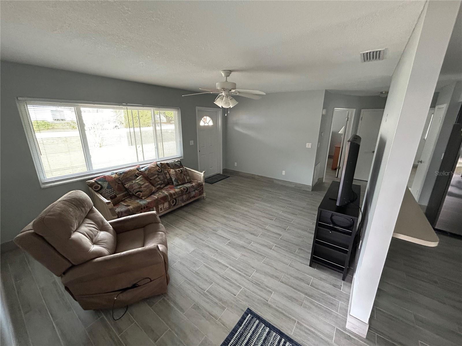 Image 5 of 27 For 21570 Raintree Street