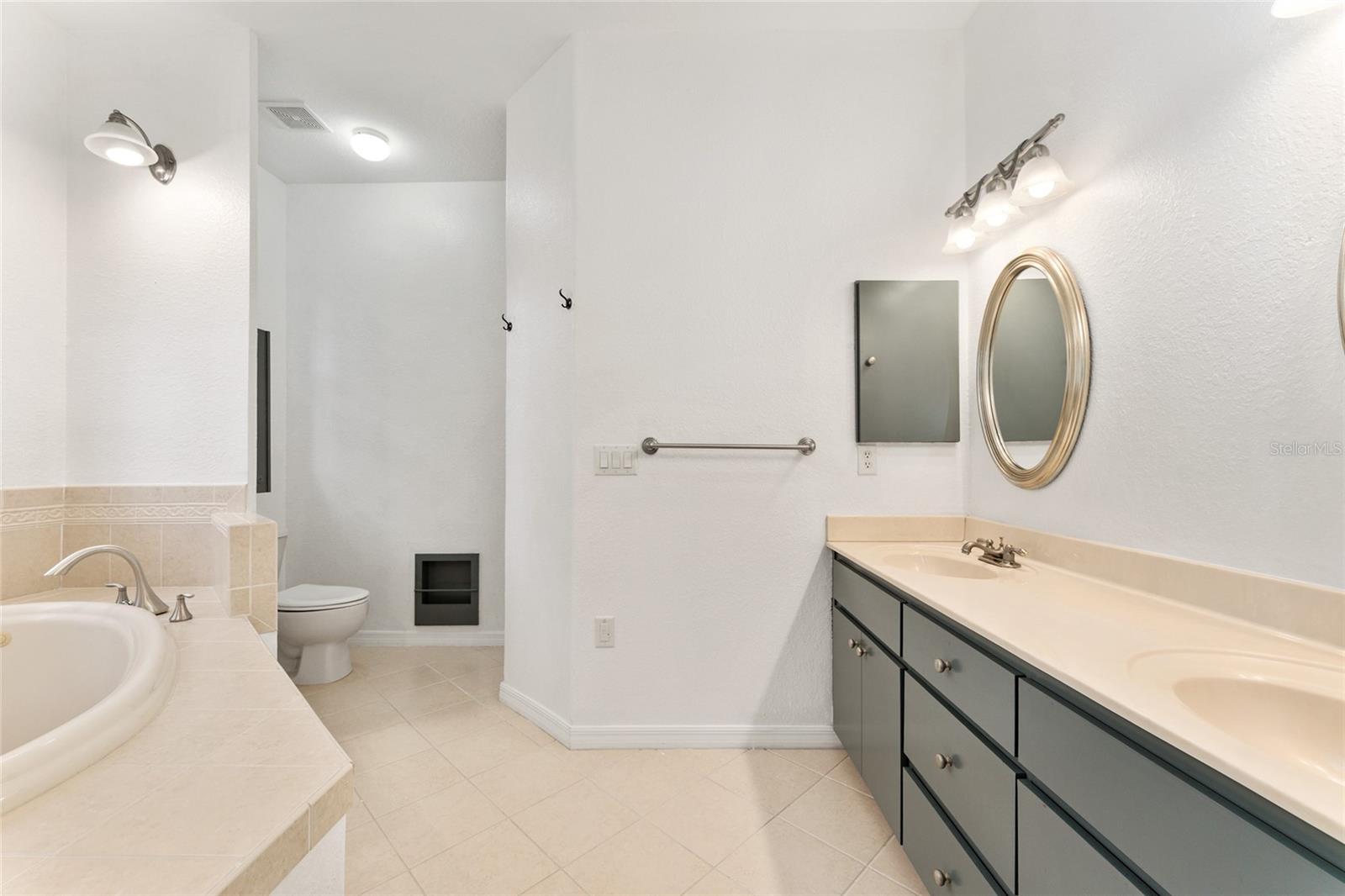 Image 43 of 81 For 1520 Redding