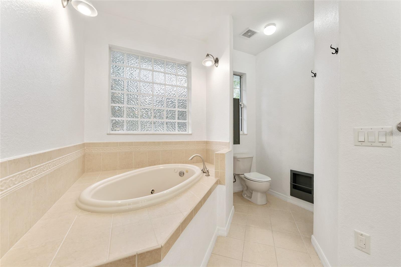 Image 44 of 81 For 1520 Redding