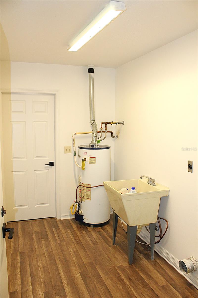 Image 36 of 49 For 707 46th Court