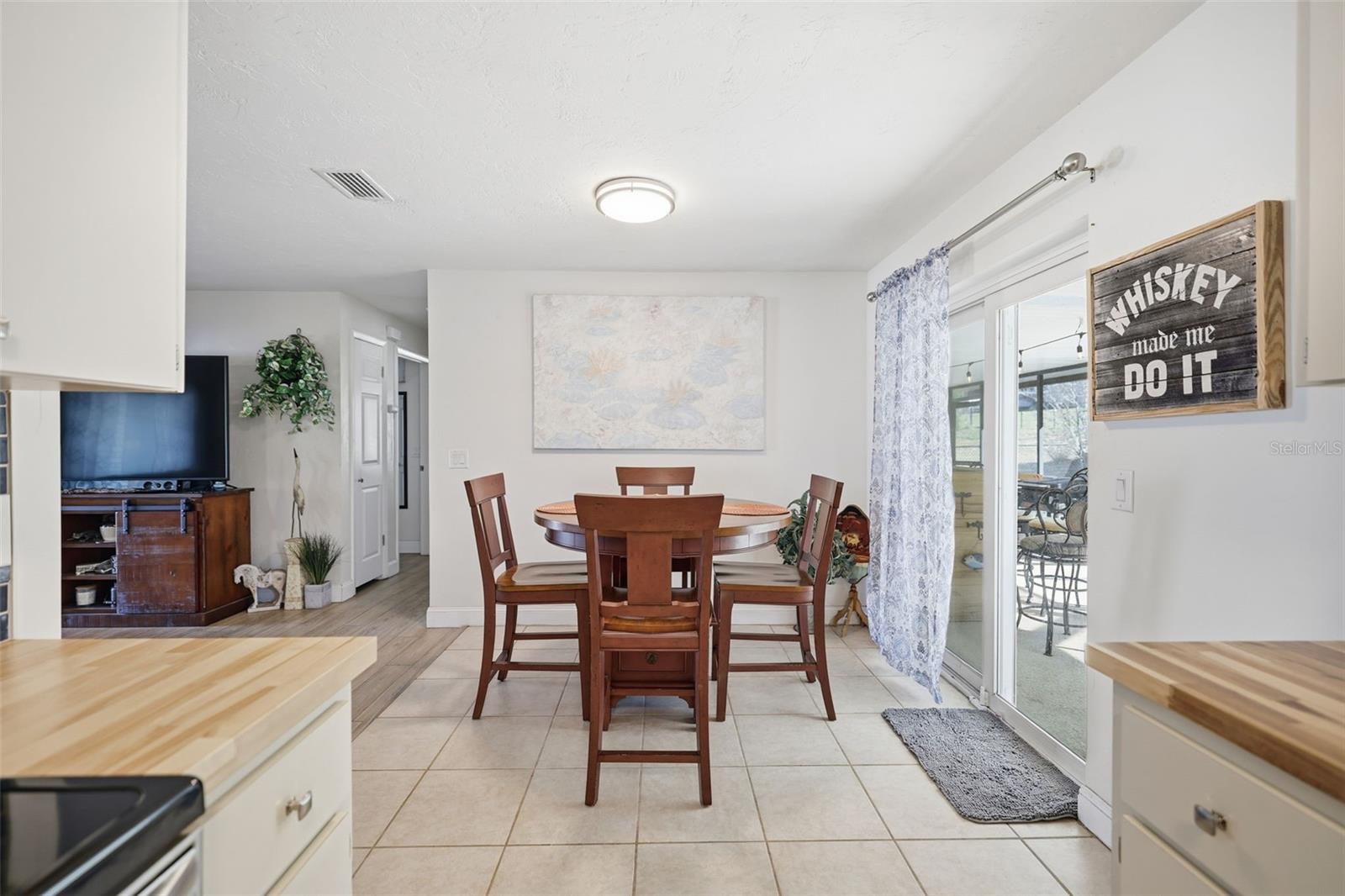 Listing photo id 8 for 3776 Honeylocust Drive