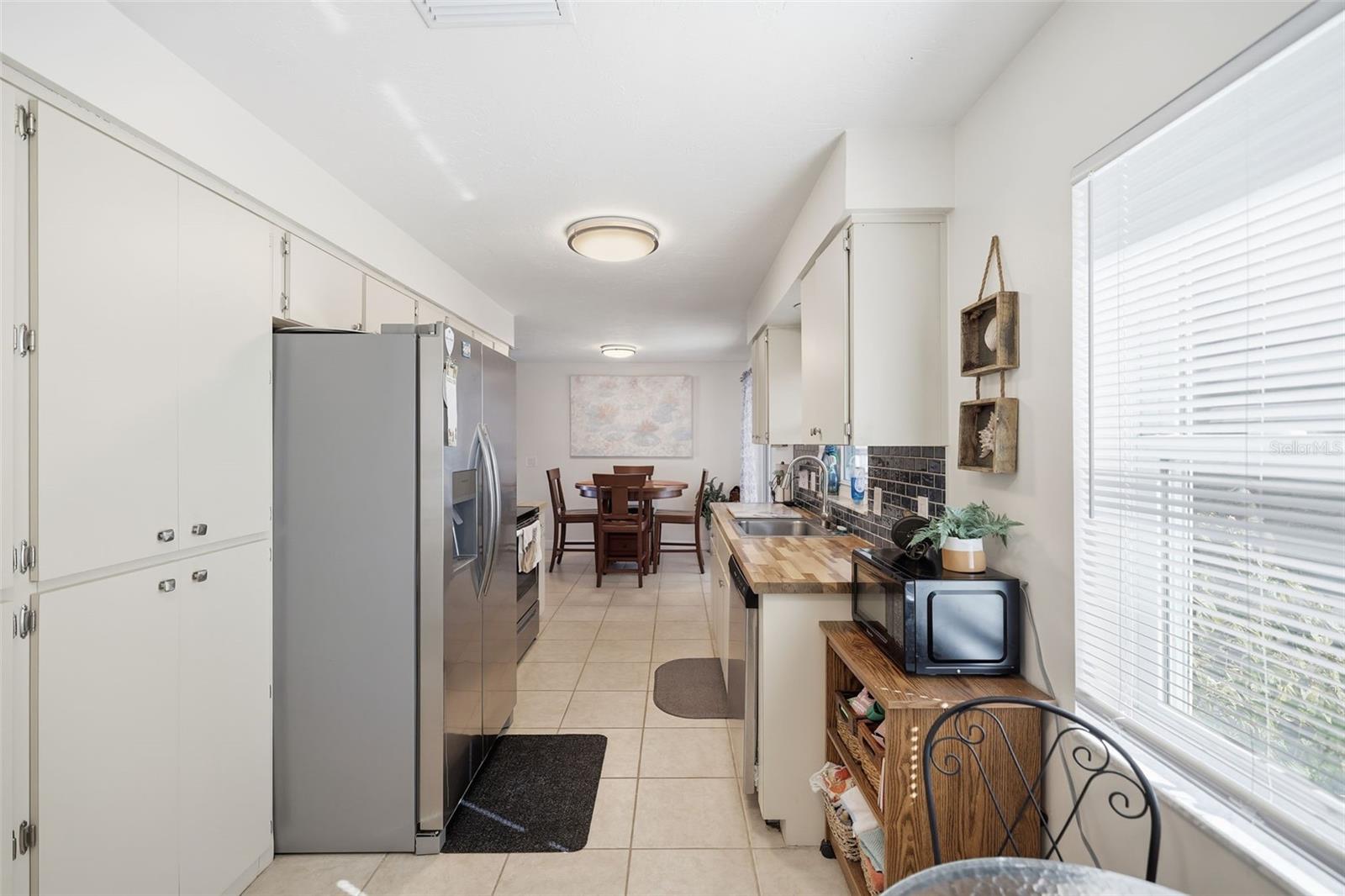 Listing photo id 10 for 3776 Honeylocust Drive