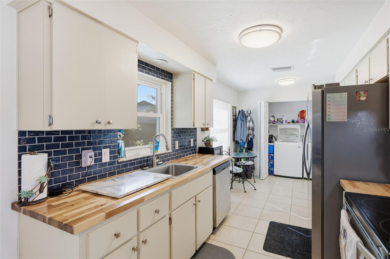 Listing photo id 11 for 3776 Honeylocust Drive