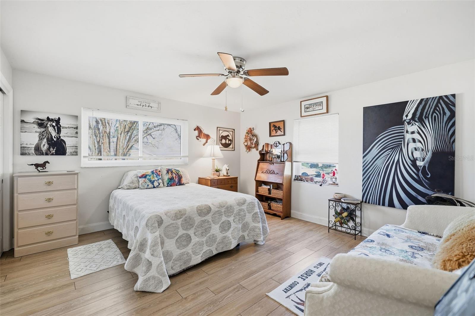 Listing photo id 12 for 3776 Honeylocust Drive