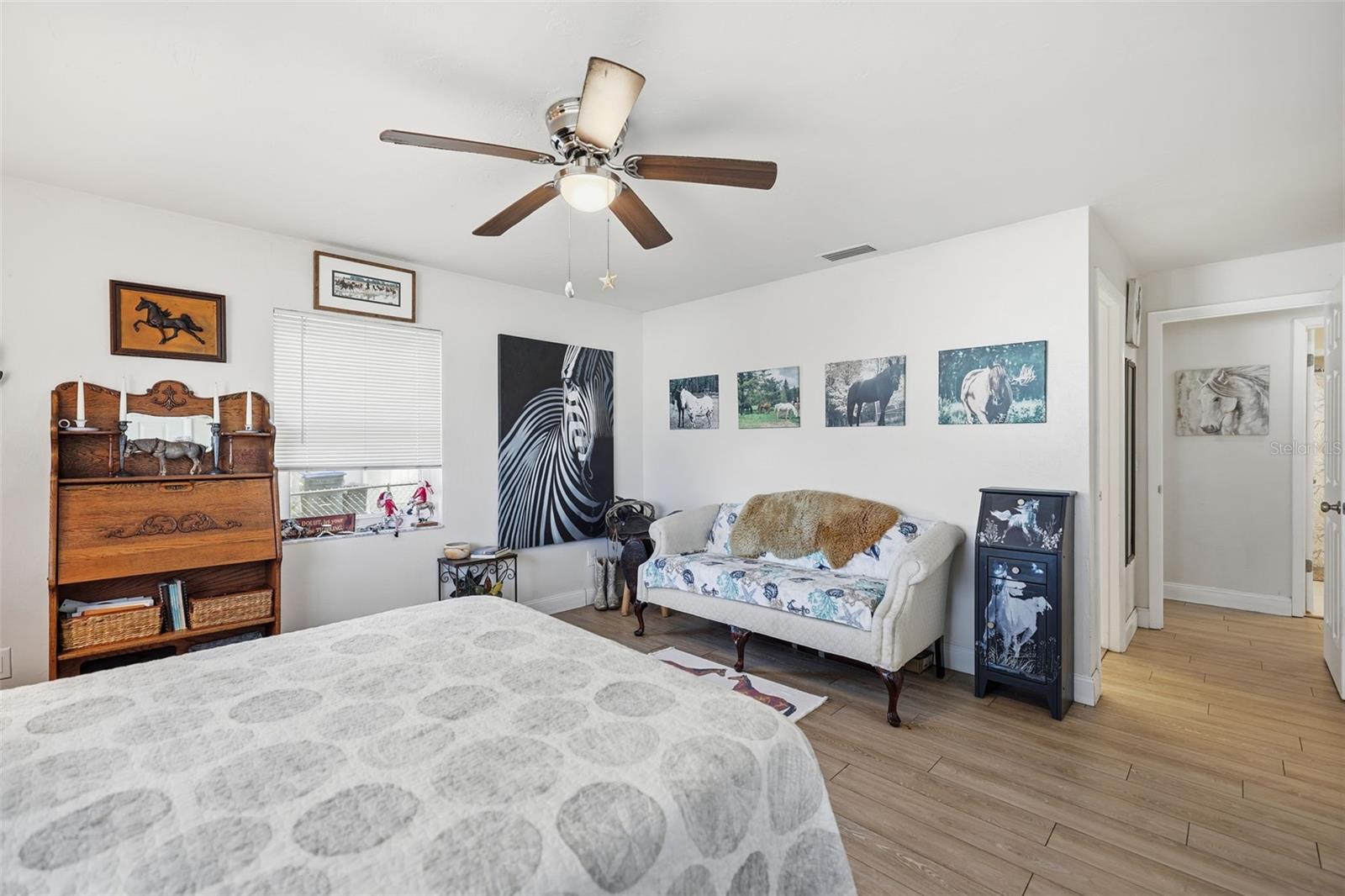 Listing photo id 15 for 3776 Honeylocust Drive