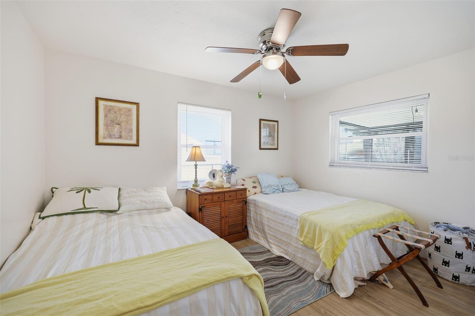 Listing photo id 17 for 3776 Honeylocust Drive