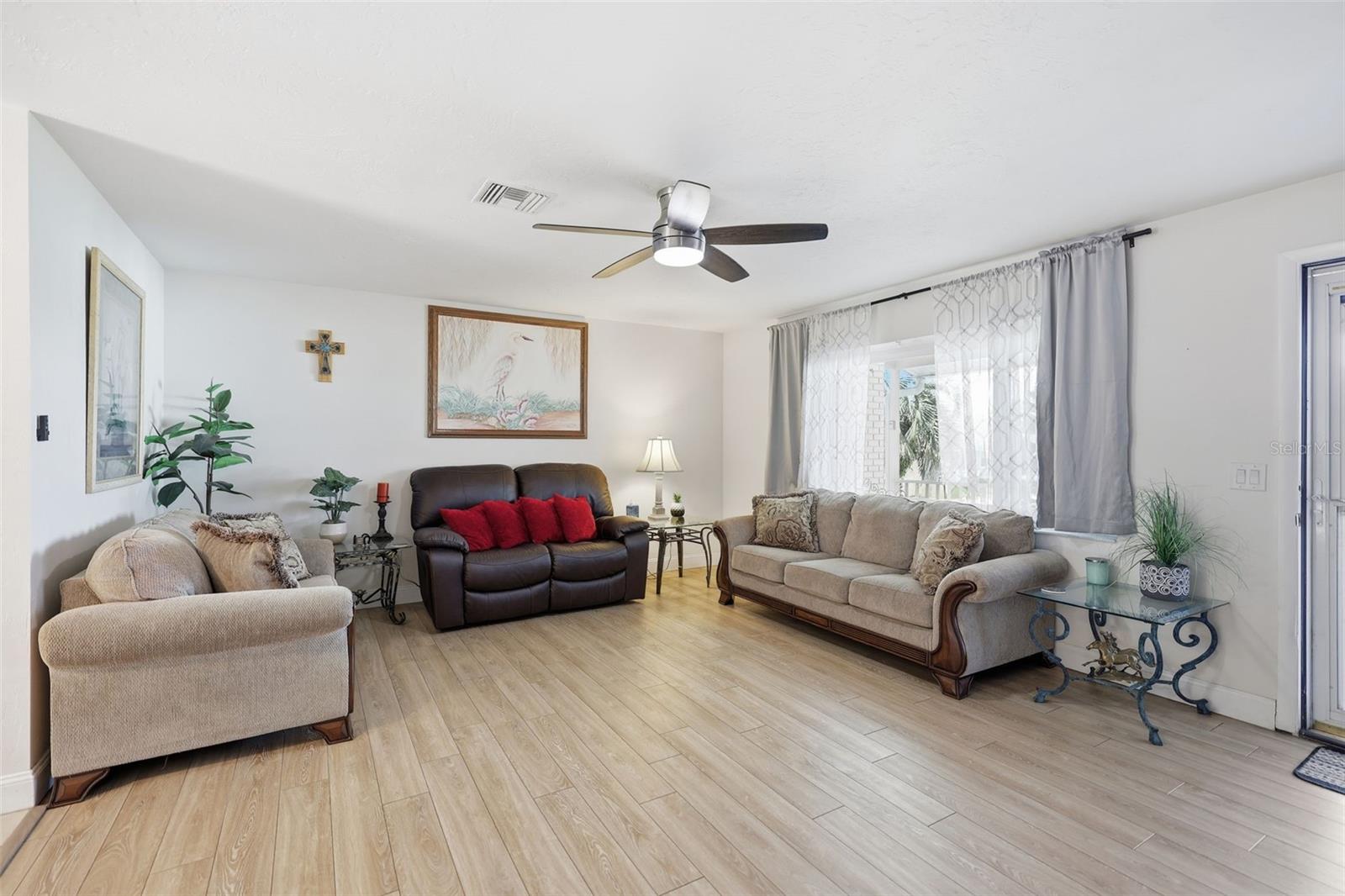 Listing photo id 4 for 3776 Honeylocust Drive