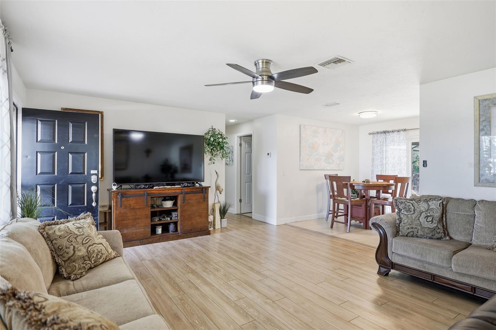 Listing photo id 5 for 3776 Honeylocust Drive