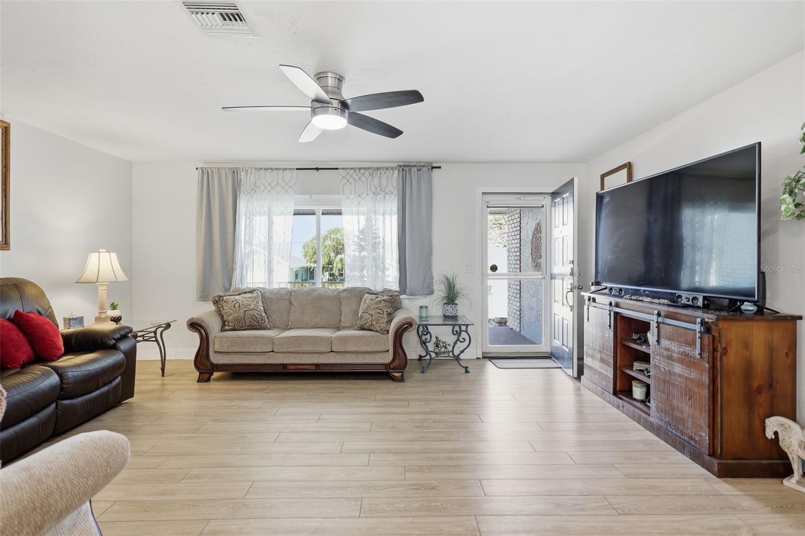 Listing photo id 6 for 3776 Honeylocust Drive