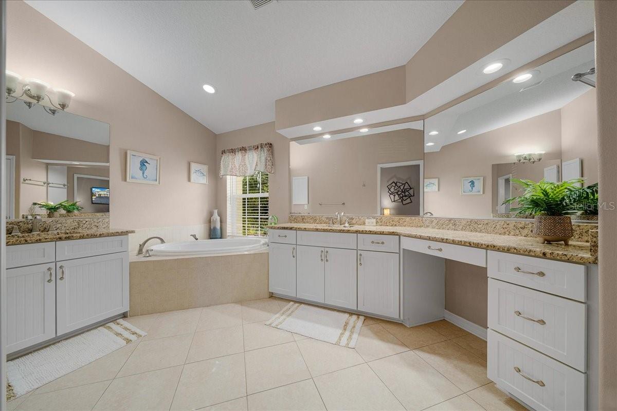 Listing photo id 17 for 11938 Blue Bayou Court 331