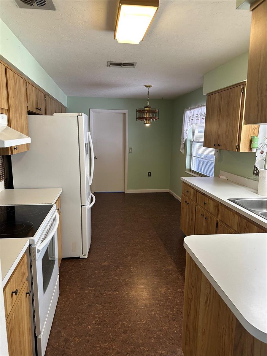 Listing photo id 9 for 200 Desoto Street