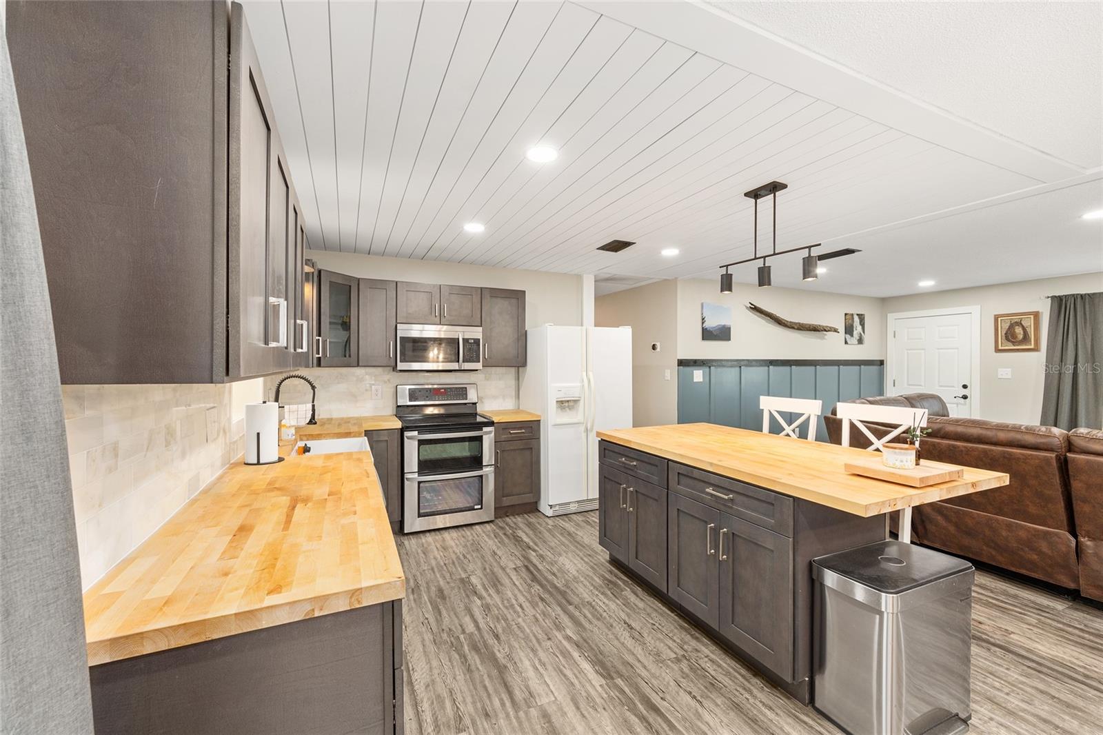 Image 3 of 45 For 903 17th Court