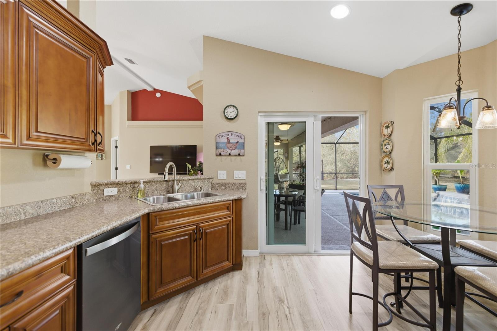 Image 11 of 40 For 5693 Woodlawn Street