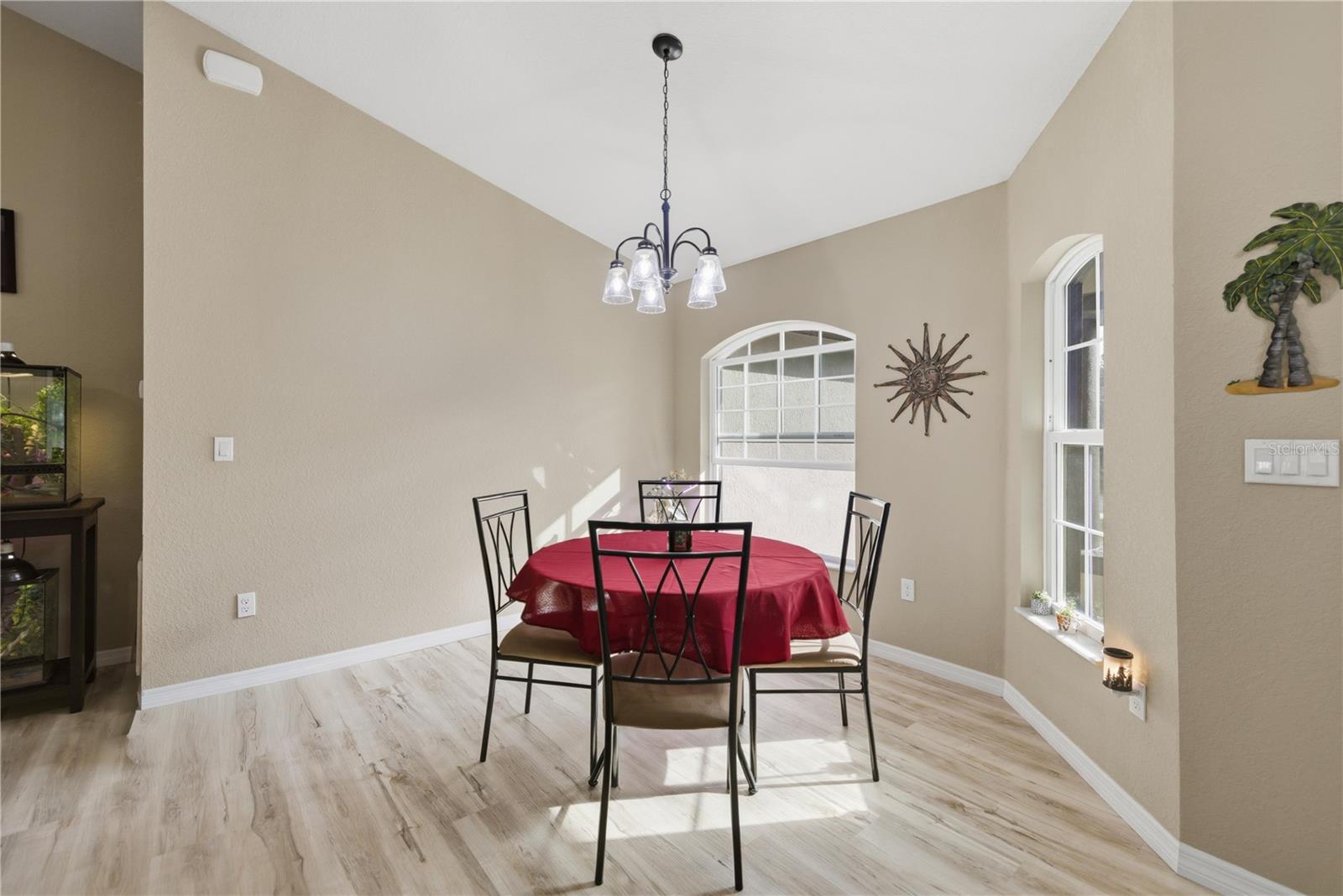 Image 12 of 40 For 5693 Woodlawn Street