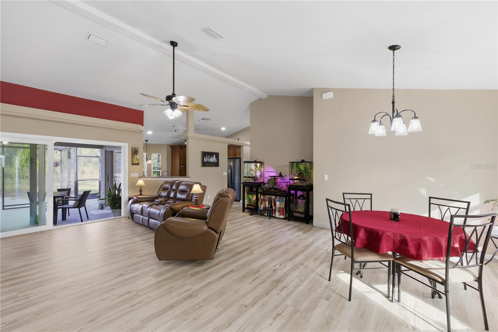 Image 13 of 40 For 5693 Woodlawn Street