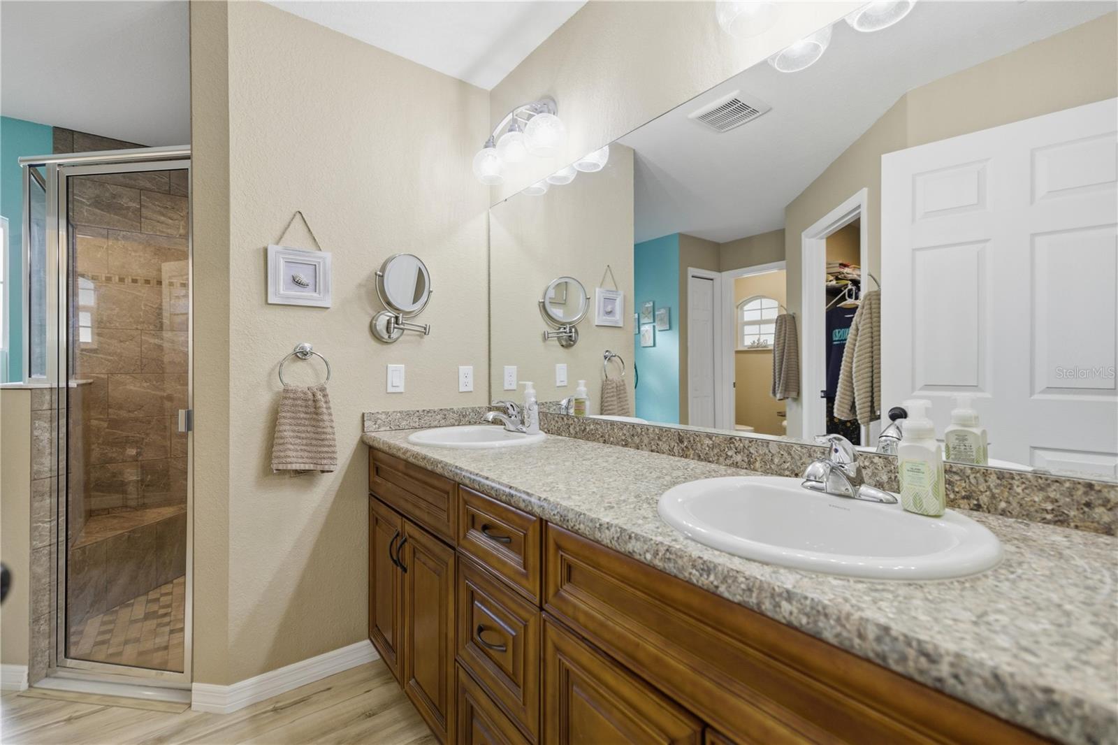 Image 18 of 40 For 5693 Woodlawn Street