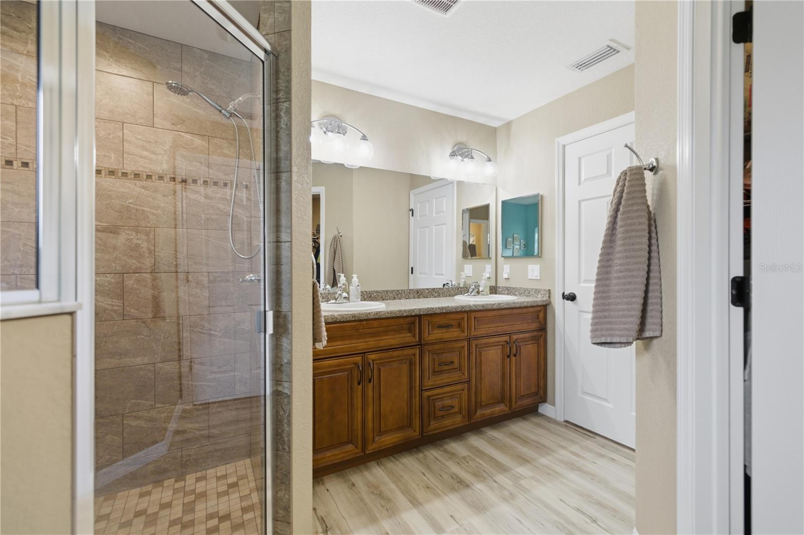 Image 19 of 40 For 5693 Woodlawn Street