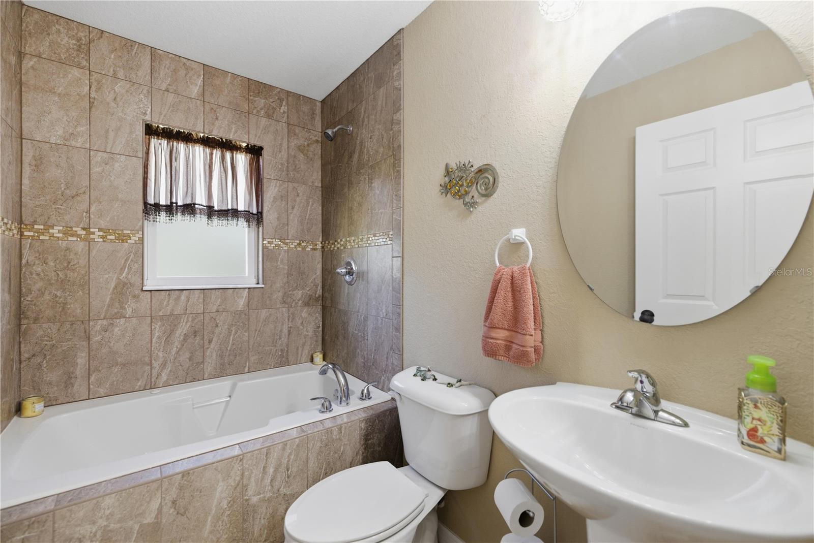 Image 24 of 40 For 5693 Woodlawn Street