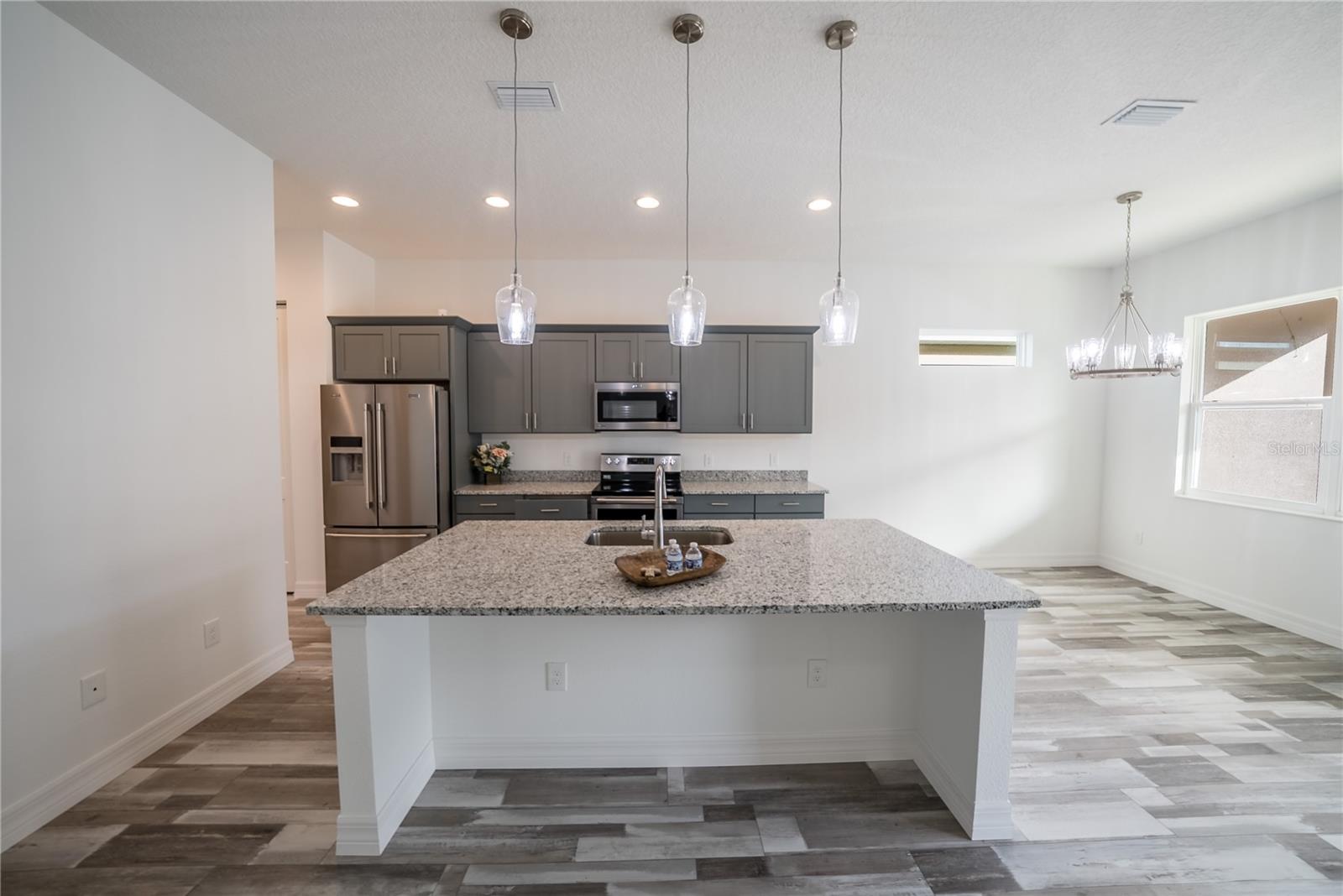 Image 5 of 27 For 4720 25th Loop